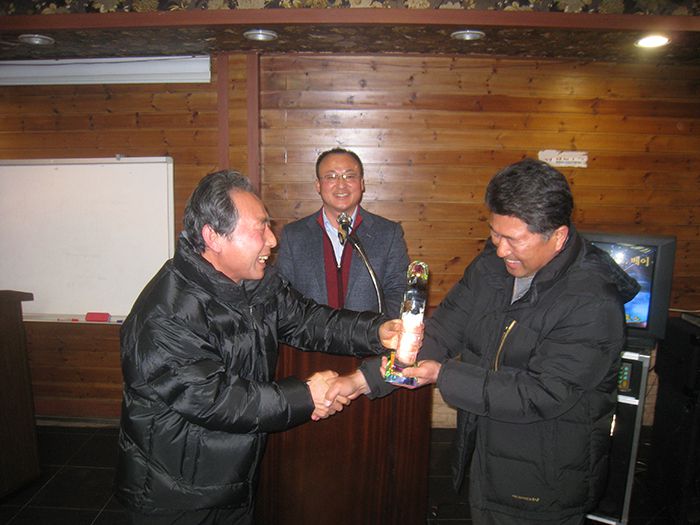 전임 이선재회장에 대한 협회감사패전달